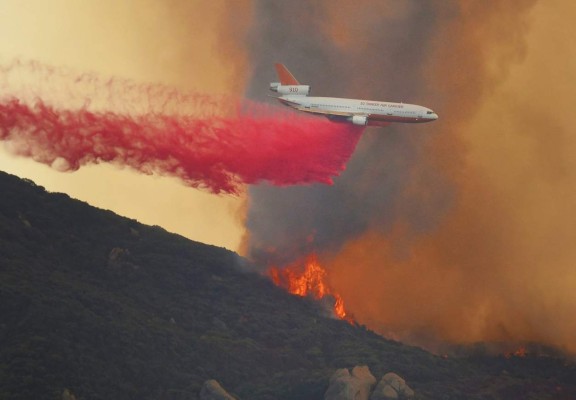 Miles de hogares bajo amenaza por nuevo incendio forestal en California