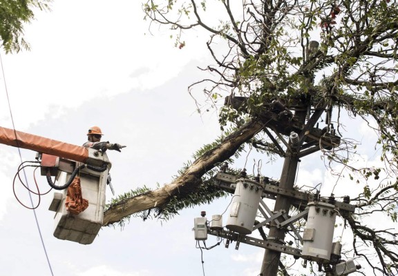 Honduras se endeuda para pagar las pérdidas de la estatal eléctrica y del robo del servicio