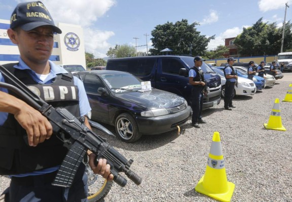 Agentes de la DPI recuperan ocho carros robados en autolote de Tegucigalpa