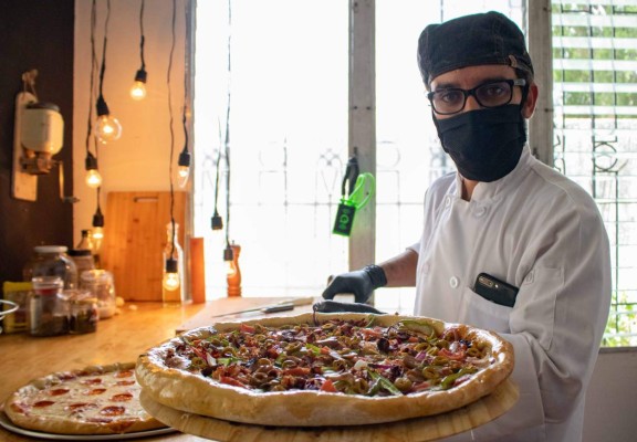 Andrés Elvir, de productor de cine hondureño a pizzero durante la pandemia