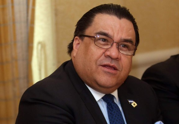 Arturo Corrales rinde informe a Comisión de Depuración