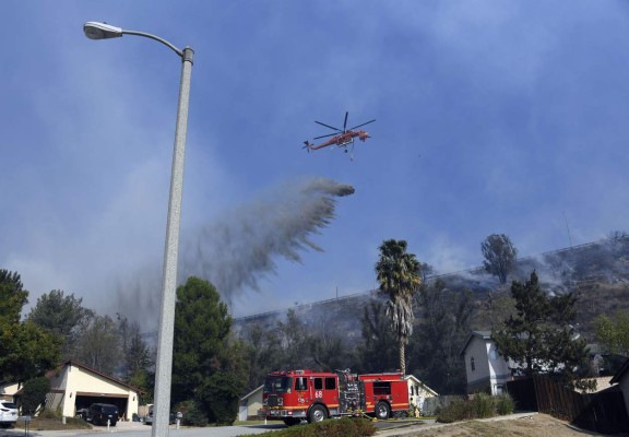 Fuertes vientos dificultan combate a incendios en California