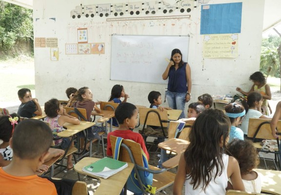 Niños en El Ocotillo reciben clases debajo de un árbol