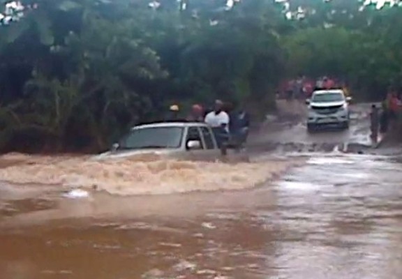 Conductores de Iriona desafían a los ríos crecridos por las lluvias