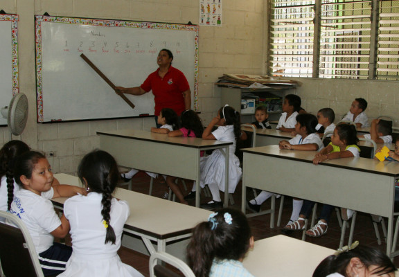 Fracasan docentes hondureños en pruebas para plazas
