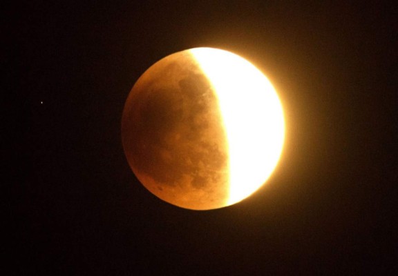 La luna en el proceso, que ha durado 78 minutos, hacia el eclipse total. La foto ha sido tomada en el oeste de la ciudad de Los Ángeles (California).