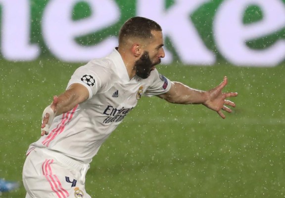 MADRID, 27/04/2021.- El delantero francés del Real Madrid, Karim Benzema, celebra el primer gol del equipo madridista durante el encuentro correspondiente a las semifinales de la Liga de Campeones que disputan hoy martes frente al Chelsea en el estadio Alfredo Di Stéfano, en Madrid. EFE / Kiko Huesca.