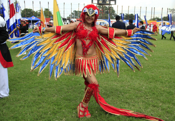 Las palillonas, las reinas de los desfiles patrios en Honduras