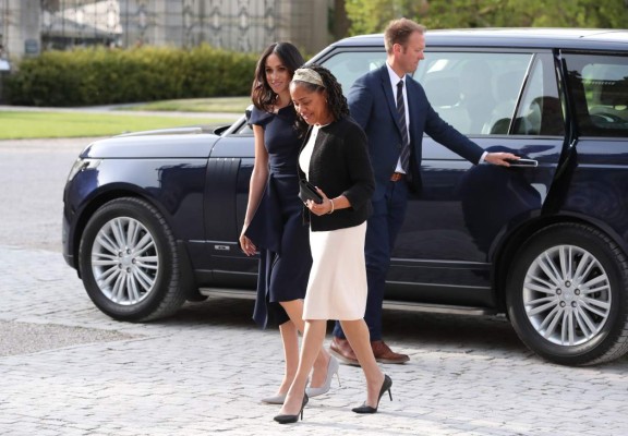 Madre de Meghan Markle conoce a la reina Isabel por primera vez