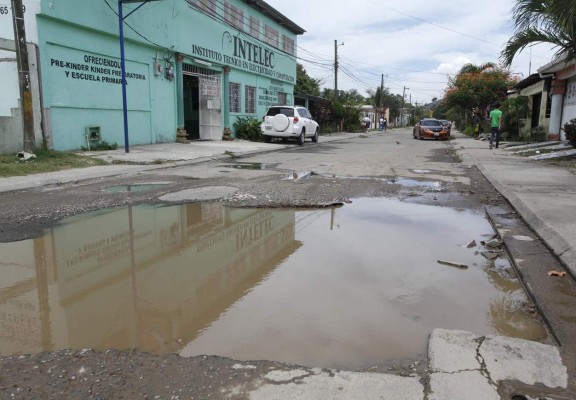 Vecinos de la Santa Clara se quejan por las 'lagunas” que se forman en calle