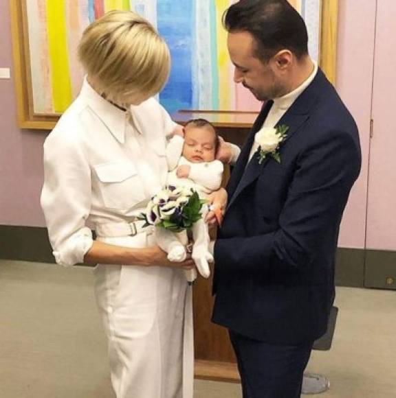 El famoso diseñador hondureño Carlos Campos es un orgulloso papá de Cruz Campos. Contrajo matrimonio con Megan Key en Nueva York, Estados Unidos, ciudad donde reside y cosechas éxitos en la alta costura.