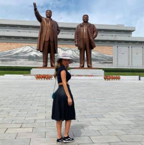 En algunas de las tomas, que la modelo, de 33 años, compartió por sus redes, aparece en el Gran Monumento de la Colina Mansu, justo enfrente de las estatuas de Kim Il-sung y Kim Jong-il, líderes supremos de Corea del Norte, en una situación que está completamente prohibida y que es muy penada, pues sólo se autoriza fotografiar las figuras, sin que nadie más salga en la toma.<br/>