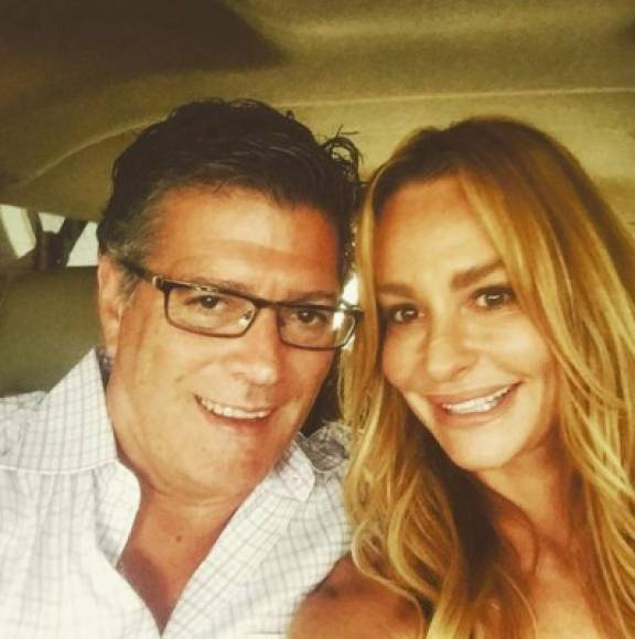 Después de la muerte de Russell, Taylor firmó una temporada más de RHOBH antes de conocer al futuro esposo John Bluher.<br/><br/>La rubia se casó con John, que es abogado, el 4 de abril de 2014. 'Definitivamente creo que el universo puso a John en mi camino por una razón. Estábamos destinados a estar juntos', dijo Taylor en ese momento. <br/><br/><br/>'John me ama exactamente por lo que soy. Solo sé que nunca habrá suficientes días con él', dijo en otra ocasión.<br/>