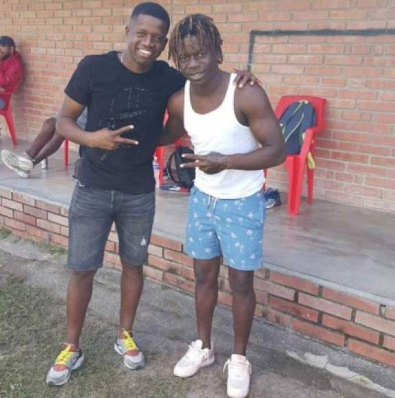 Con otro legionario. 'La Taflo' se fotografrió con Boniek García.