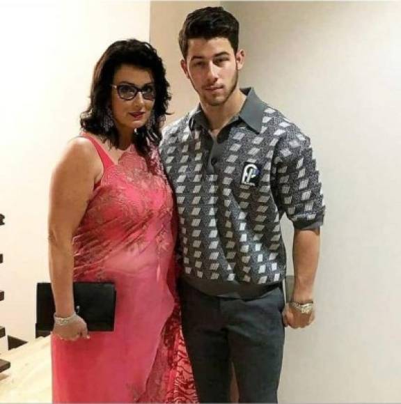 La mamá de Nick, Denise Miller-Jonas, parecía muy orgullosa de estar celebrando el compromiso de su hijo.<br/><br/>