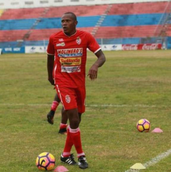 Dilmer Gutiérrez: El defensor finalizó su contrato con la Real Sociedad de Tocoa y en declaraciones a Diario DIEZ señaló que tiene ofertas del fútbol de Panamá.