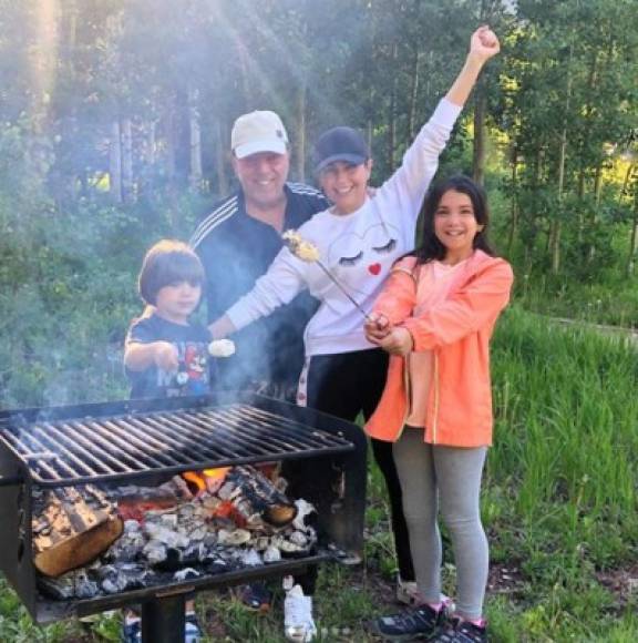En compañía de su esposo Tommy Mottola y sus dos pequeños, Thalía decidió tomar el sol en Utah, EEUU.