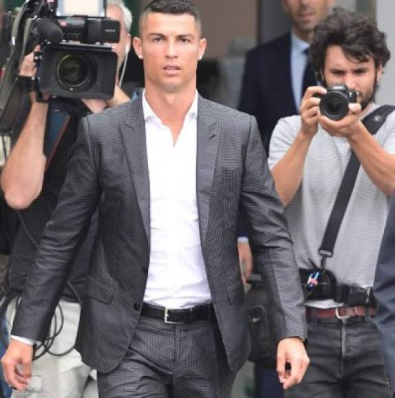 Al llegar a la sede de la 'Juve' el lunes para someterse al reconocimiento médico, Cristiano, rodeado por miembros de seguridad, fue recibido por centenares de 'tifosi' .