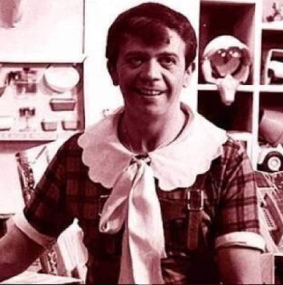 Chabelo es médico de profesión y ejerció durante cuatro años en un sanatorio particular del cual era socio.