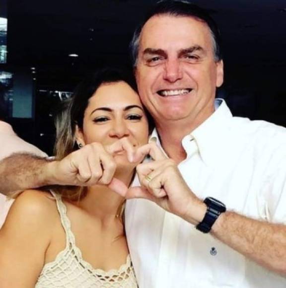 La tercera esposa del 'Trump brasileño' prefiere mantenerse en el segundo plano siempre cuidando la imagen de Bolsonaro.