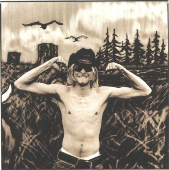 3- En la escuela Cobain sufrió de bullying por ser amigo de un homosexual, él afirmó que no le importaba, alegando que solía pintar 'Dios es Gay' en los automóviles en Aberdeen. En 1992. En su diario personal, Cobain escribió: 'No soy gay, aunque me gustaría serlo, solo para enfadar a los homofóbicos'.