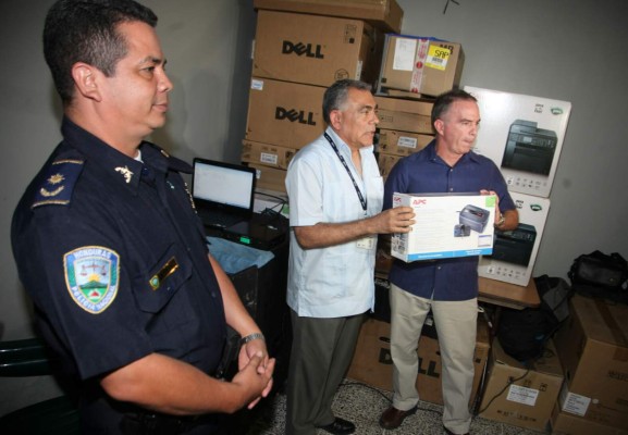 Donan equipo a Medicina Forense de San Pedro Sula