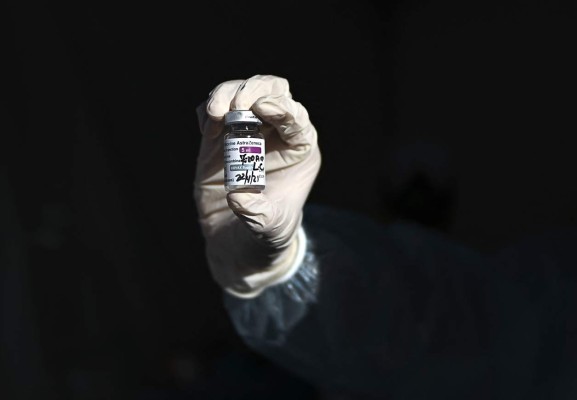 Reino Unido registra 32 muertos por coágulos tras vacunación con AstraZeneca