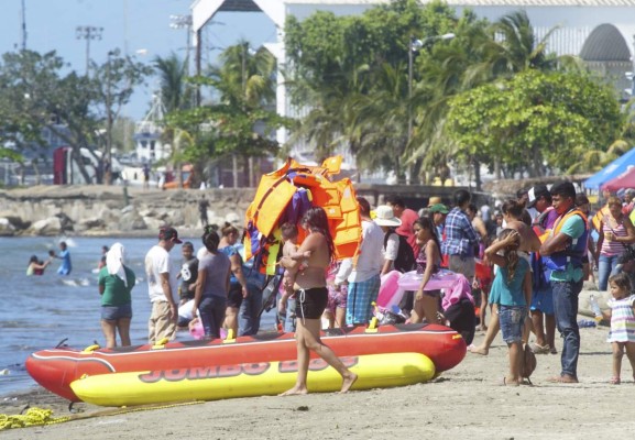 Abarrotadas playas de Puerto Cortés y Omoa