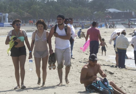 Abarrotadas playas de Puerto Cortés y Omoa