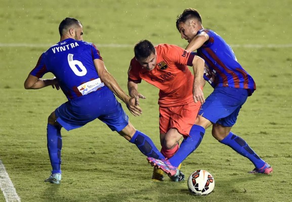 El líder Barcelona golea en su visita al Levante con un gran Messi