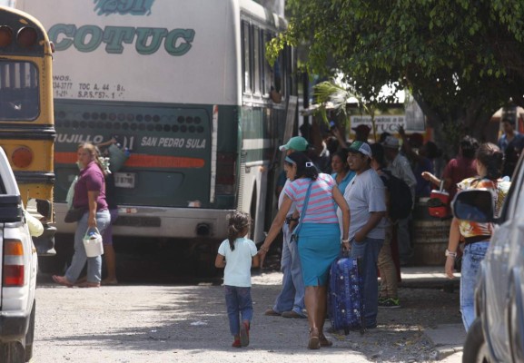 Miles de veraneantes retornan hacia las distintas ciudades de Honduras