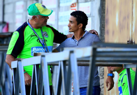 Mario Berríos llega a darle ánimos al Marathón