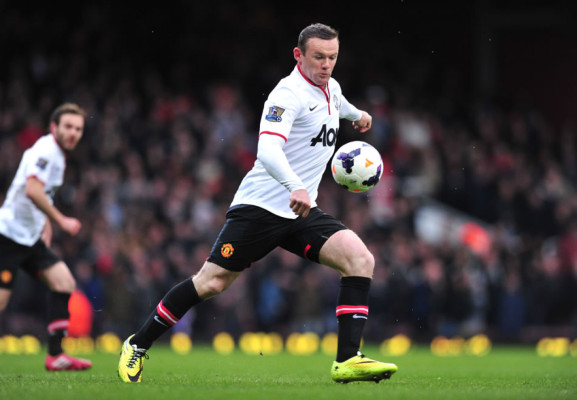 Rooney hace un golazo desde media cancha y da aire al Manchester United