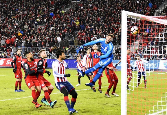 Concachampions: Chivas sorprende al Toronto y acaricia el título