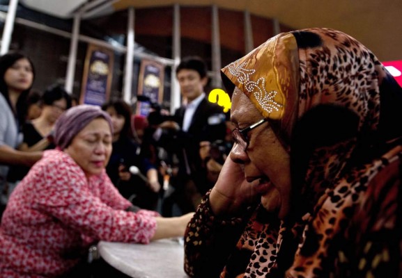 Familiares de los muertos del avión MH17 lloran por sus parientes