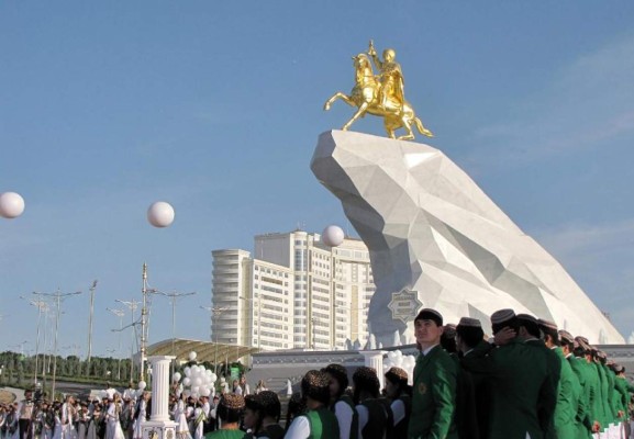 Presidente de Turkmenistán se construye estatua de oro