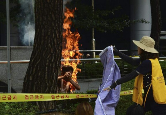 Hombre se prende fuego frente a la embajada de Japón en Seúl