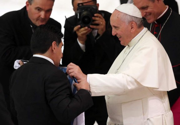 El Papa recibió a Maradona, que le regaló la 10 de 'Francisco'