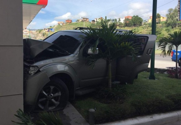 Video: Dos empleadas de un café son embestidas por carro; ¡se salvan de milagro!