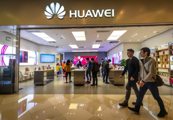 China y EEUU se enzarzan por exclusión de Huawei en un nuevo capítulo de fricciones