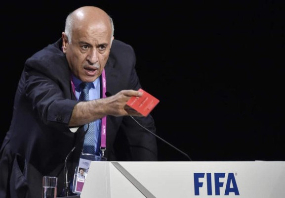 La FIFA se dejó intimidar por Israel, dice presidente del fútbol palestino  