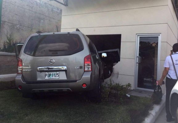 Video: Dos empleadas de un café son embestidas por carro; ¡se salvan de milagro!