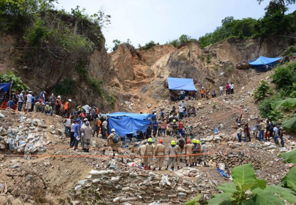 Rescatan vivos a tres de los 11 obreros atrapados en mina de Honduras 