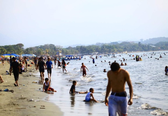 Miles disfrutan ya del verano en la playas de Honduras