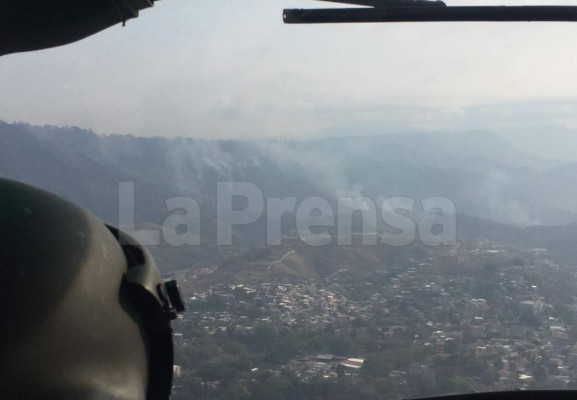 Con helicópteros apagan incendio en El Picacho y El Hatillo