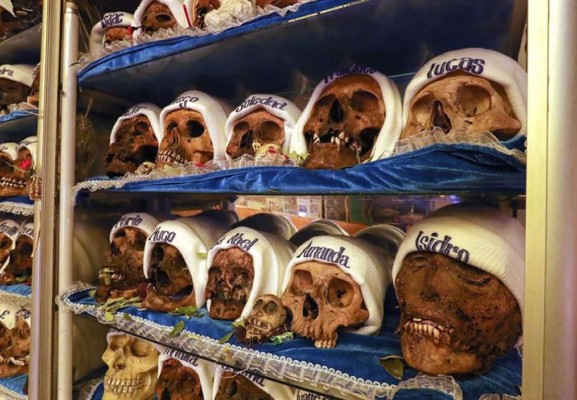 'La casa de los pobres', el templo de culto a 73 calaveras humanas en La Paz