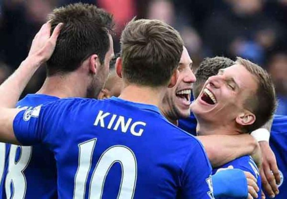 Video: Así celebraron los jugadores del Leicester el campeonato