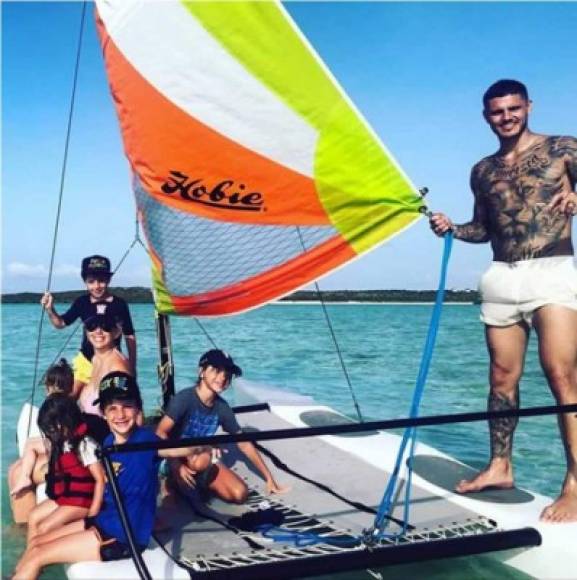 Mauro Icardi con su familia en las Islas Turcas y Caicos.