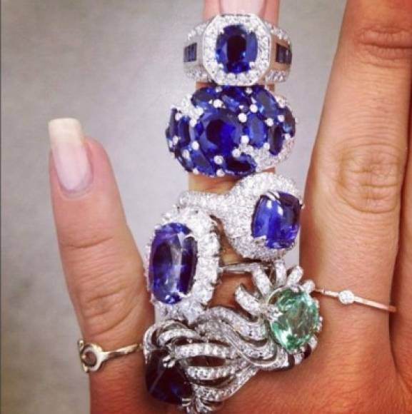Los rubíes, esmeraldas y diamantes son las joyas favoritas de las herederas, que no dudan en presumir sus colecciones en la cuenta de Instagram que cuenta con más de 156 mil seguidores.