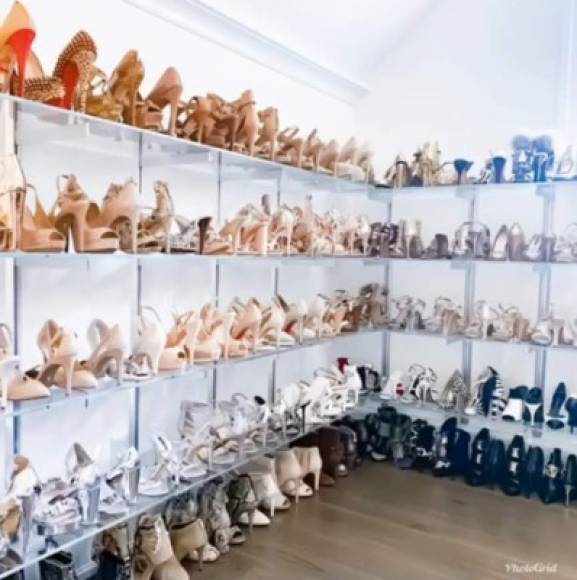 La sección en la que tiene colocados parte de su gran colección de zapatos parece ser el interior de una tienda.